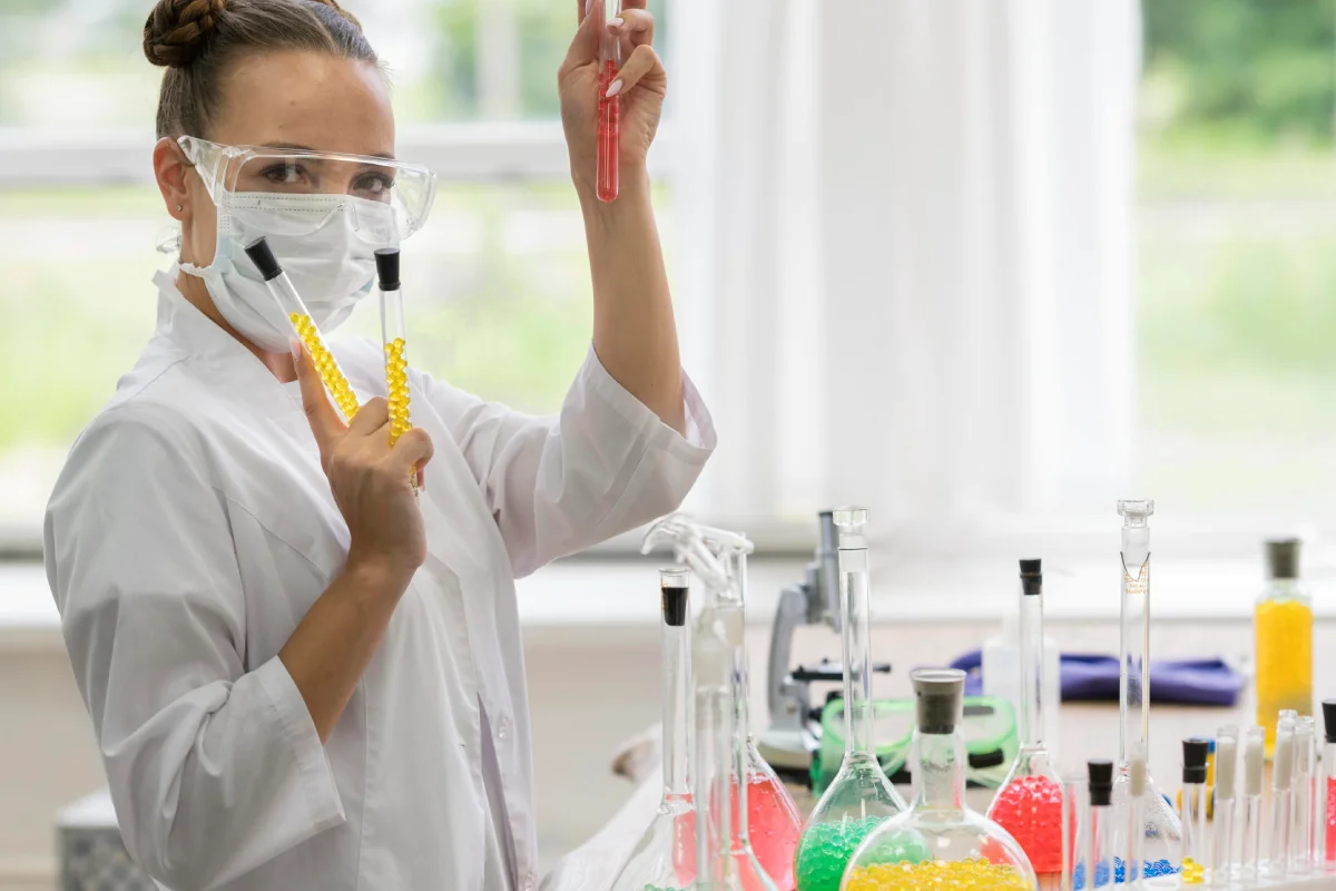 side-view-woman-lab-doing-experiments